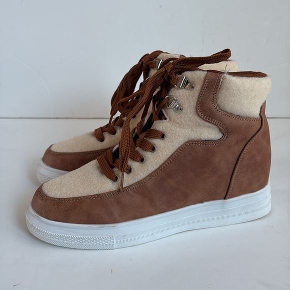 Yoki sneaker two tone cream faux fur and tan brown rounded toe lace up 8.5 - Picture 6 of 16